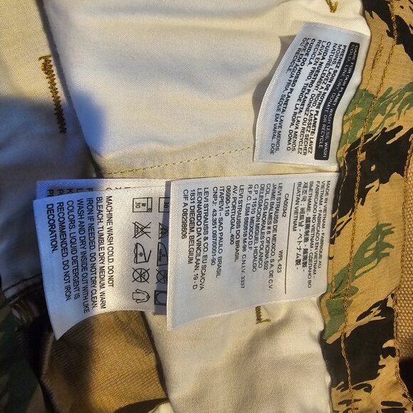 Levi's Men's Leaf Camo Belted Cargo Shorts (Waist: 42) - Picture 5 of 7